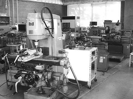 金属加工室の機器（機器研究試作室）